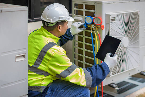 Professional Hvac technician working in Holbrook, PA